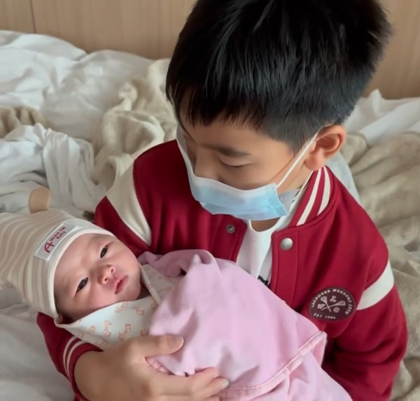 Coffee林芊妤宣布平安誕下第二胎女兒 剖腹產後首曬全家福報喜：妹妹健健康康