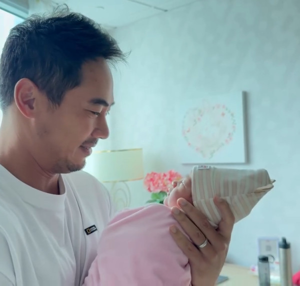 Coffee林芊妤宣布平安誕下第二胎女兒 剖腹產後首曬全家福報喜：妹妹健健康康