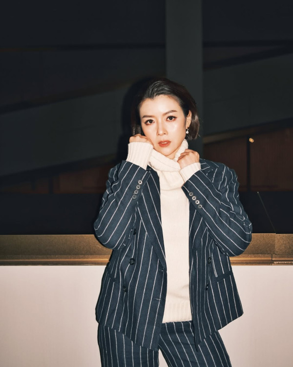 視帝老婆晒激凸C級身材胸壓街頭！超貼身曲線惹網民注目：巨胸冠軍