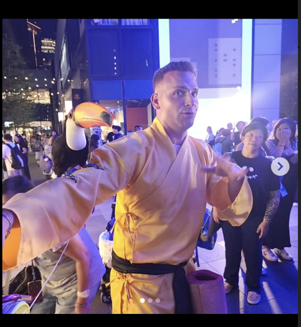 啟德驚現巨型大嘴鳥！街坊以為「假公仔」揭真身竟是人氣網紅：生活比人更精彩