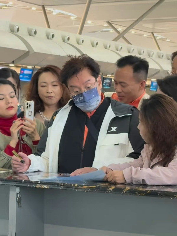 譚詠麟搭飛機獲空姐答應做1事！暖心舉動震撼全機乘客 