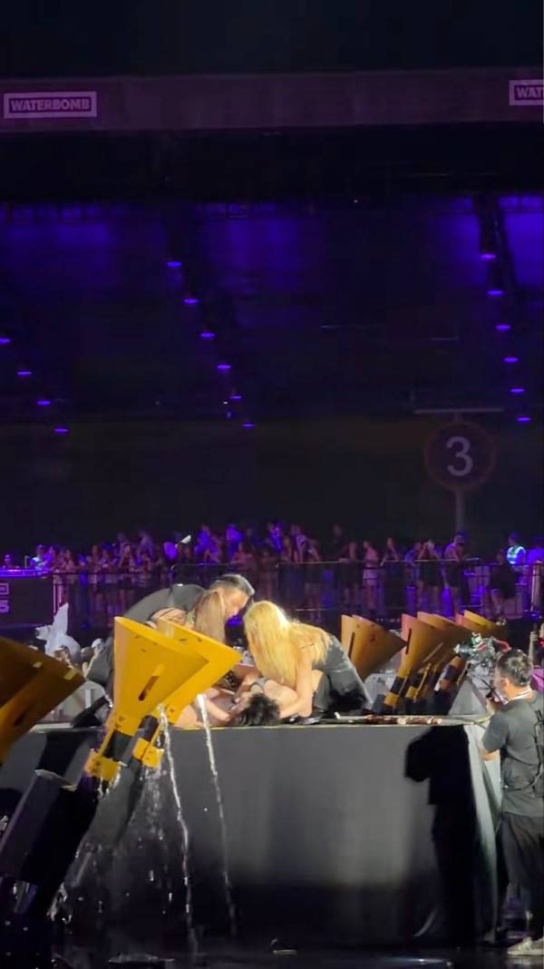 突發｜泫雅澳門音樂節表演中途暈倒 疑失去知覺！需由保鑣即時抬離現場