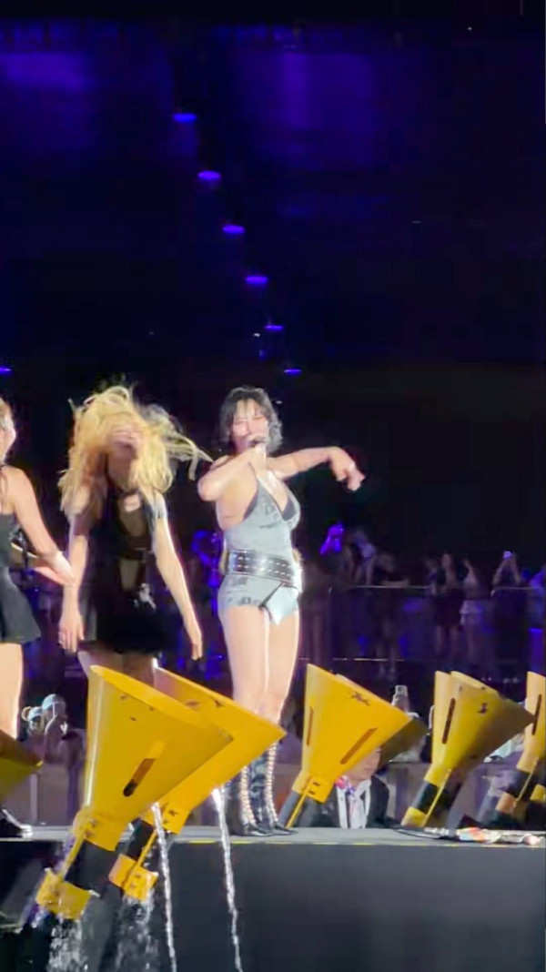 突發|泫雅澳門音樂節表演中途暈倒 疑失去知覺!需由保鑣即時抬離現場