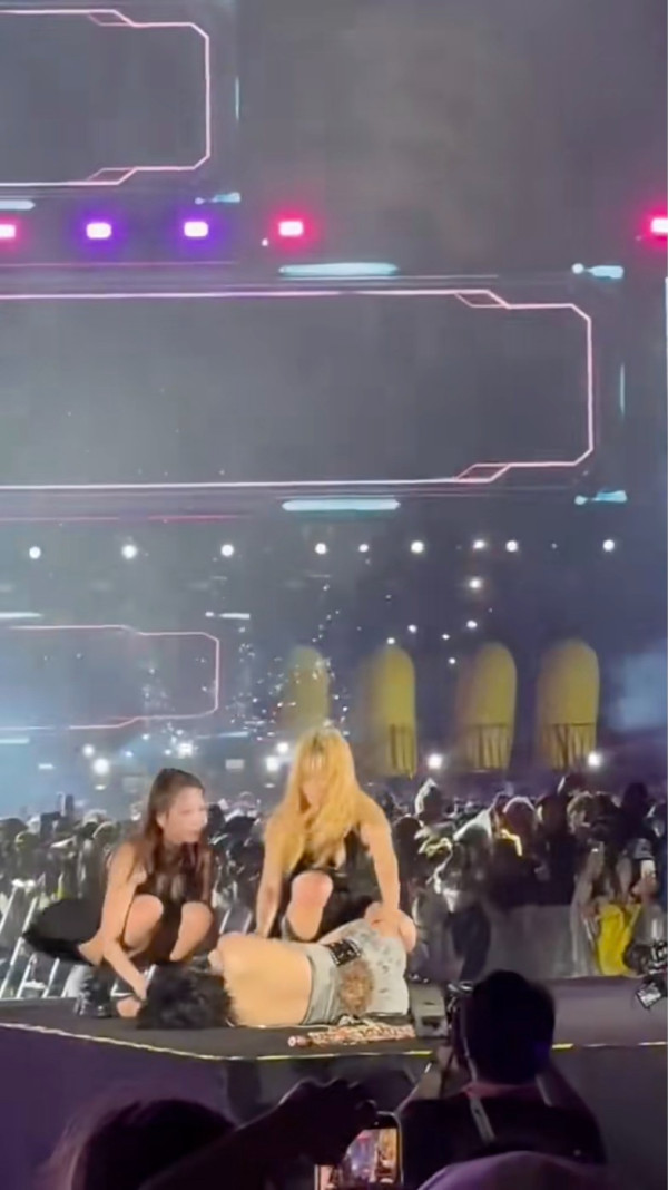 突發｜泫雅澳門音樂節表演中途暈倒 疑失去知覺！需由保鑣即時抬離現場