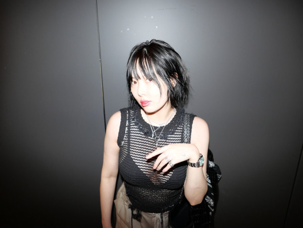 突發|泫雅澳門音樂節表演中途暈倒 疑失去知覺!需由保鑣即時抬離現場