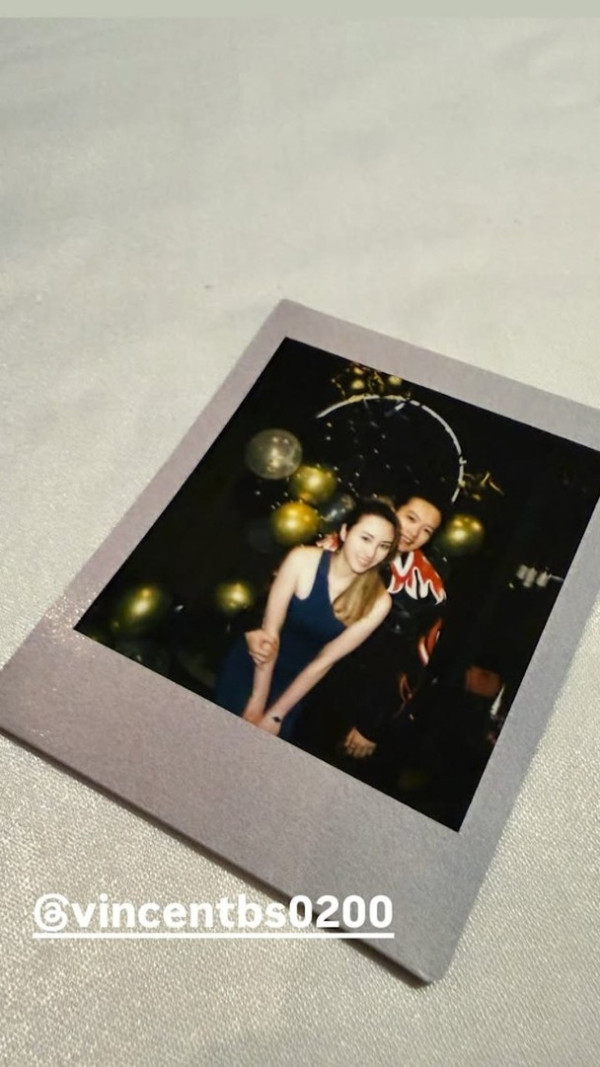 何超雲孖新歡鬍鬚男蜜遊泰國 一親暱舉動暗示新戀情？與消防員未婚夫疑斷3年情