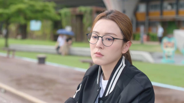 新聞女王2|王敏奕盛世美顏獲激讚零死角 驚青扁嘴樣超可愛!網民:靚到Dum一聲