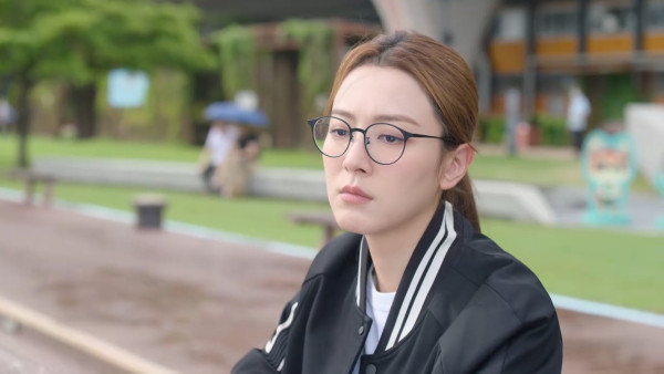 新聞女王2|王敏奕盛世美顏獲激讚零死角 驚青扁嘴樣超可愛!網民:靚到Dum一聲