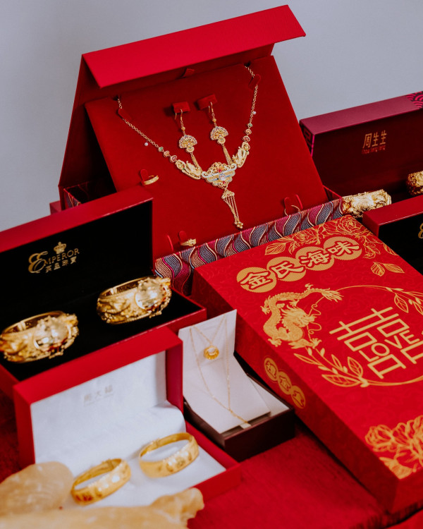 29歲女藝人曝結婚喜訊奢華過大禮 豪晒10對龍鳳鈪！轉型KOL後吸金力驚人