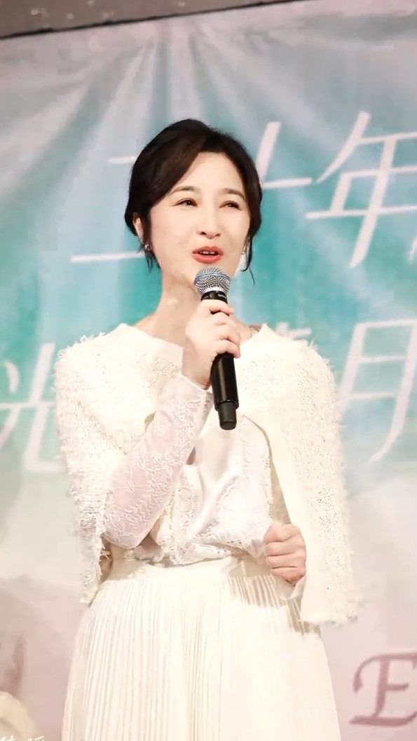 關詠荷罕有現身兌現20年前粉絲約定 淡出多年凍齡狀態驚艷全場