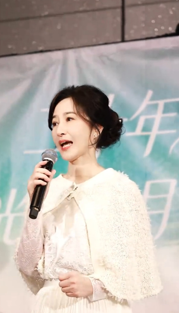 關詠荷罕有現身兌現20年前粉絲約定 淡出多年凍齡狀態驚艷全場