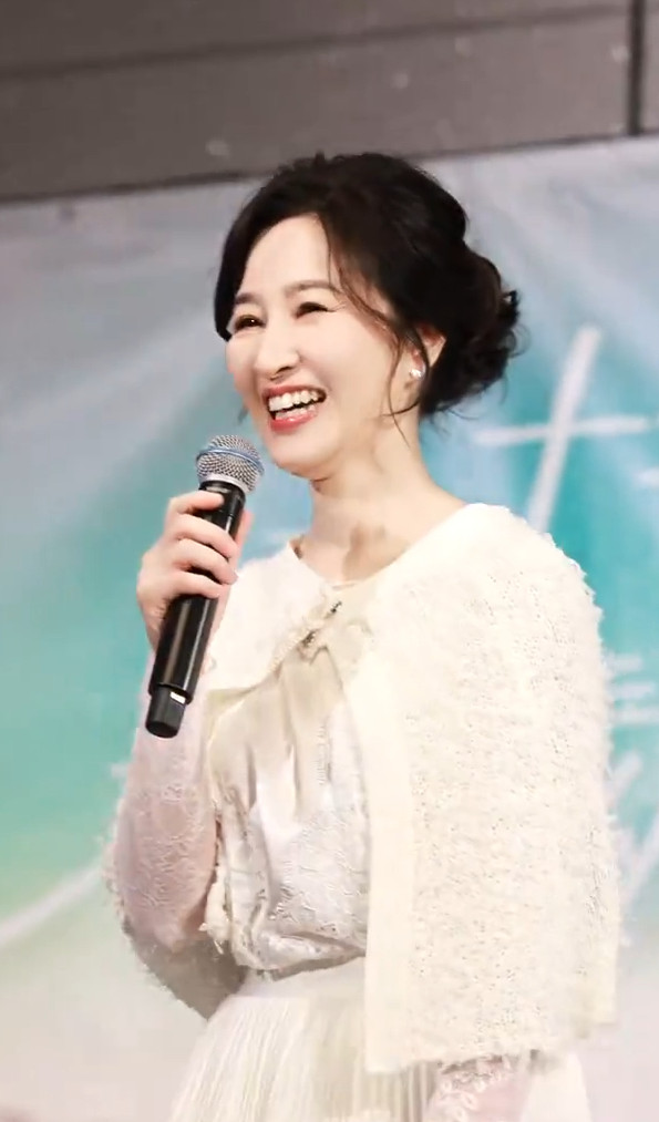 關詠荷罕有現身兌現20年前粉絲約定 淡出多年凍齡狀態驚艷全場