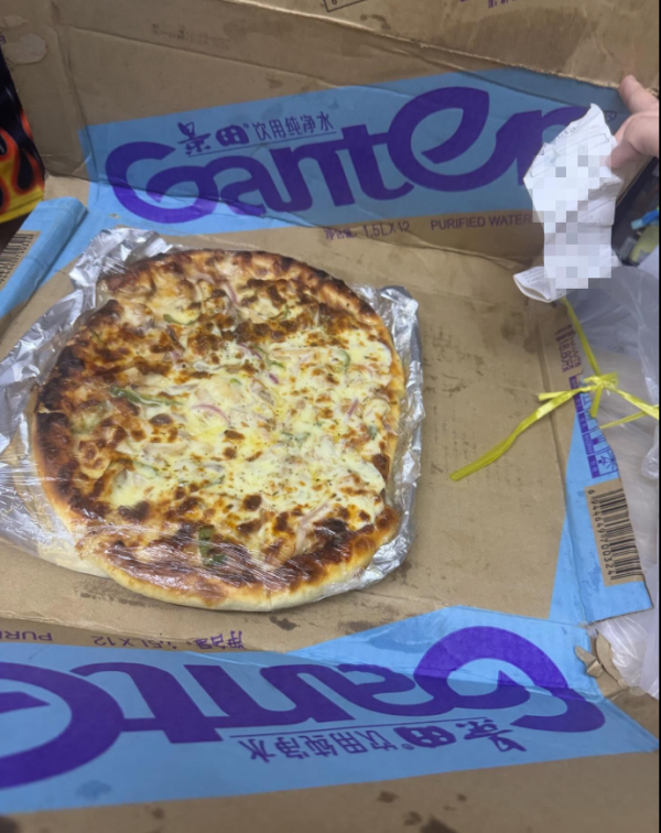 外賣奇遇｜Pizza驚見用「垃圾紙皮」當盒！港女怒轟：係咪傻㗎 網民笑：期間限定
