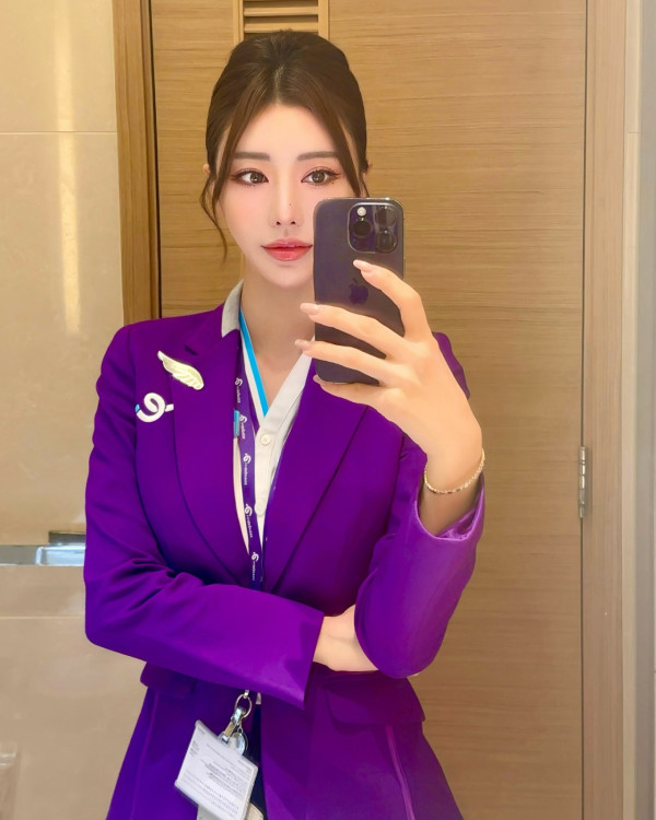 國泰日籍空姐顏值堪比「女團成員」港台爆紅!自拍3秒短片已過百萬人睇