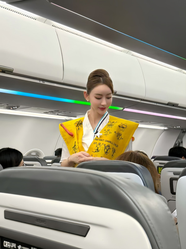 國泰日籍空姐顏值堪比「女團成員」港台爆紅!自拍3秒短片已過百萬人睇