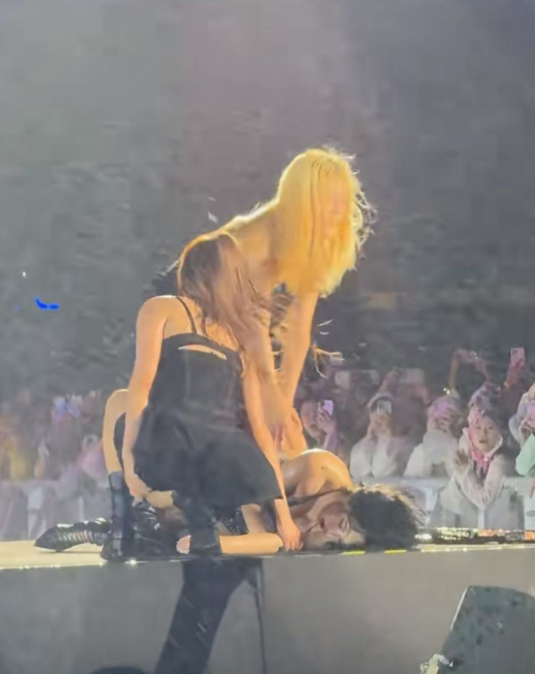 泫雅WATERBOMB台上暈倒！曾揭患長期病月暈12次 醫生提醒2類人最高危！