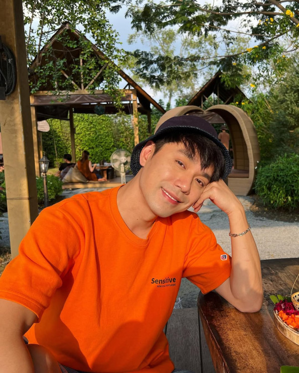 《新聞女王2》37歲男藝人宣佈求婚成功！沖繩夕陽浪漫下跪晒巨鑽：「She said I do」