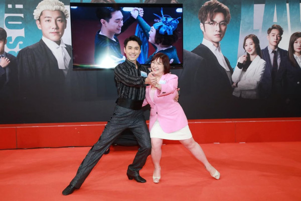 《新聞女王2》37歲男藝人宣佈求婚成功！沖繩夕陽浪漫下跪晒巨鑽：「She said I do」