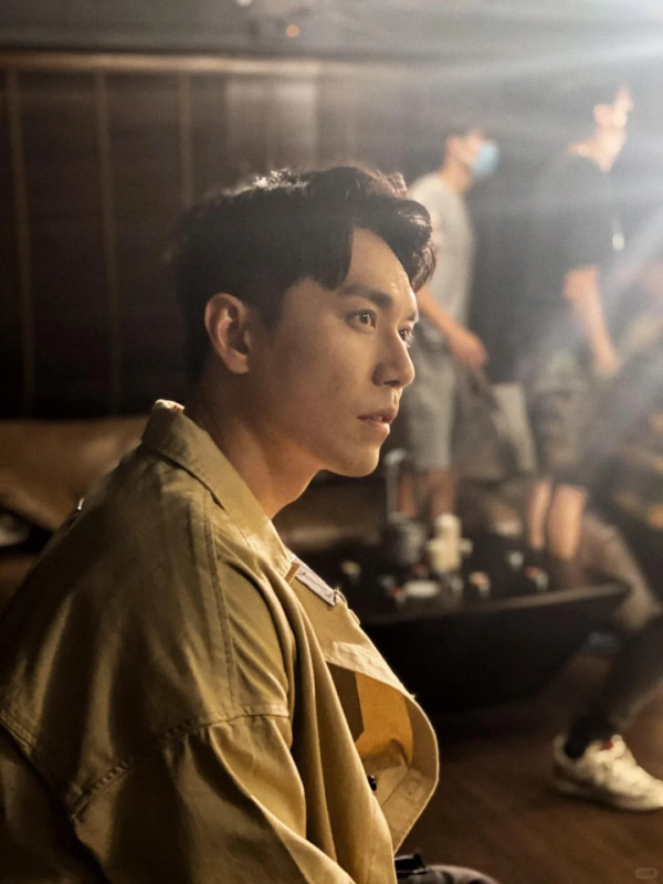 《新聞女王2》37歲男藝人宣佈求婚成功！沖繩夕陽浪漫下跪晒巨鑽：「She said I do」