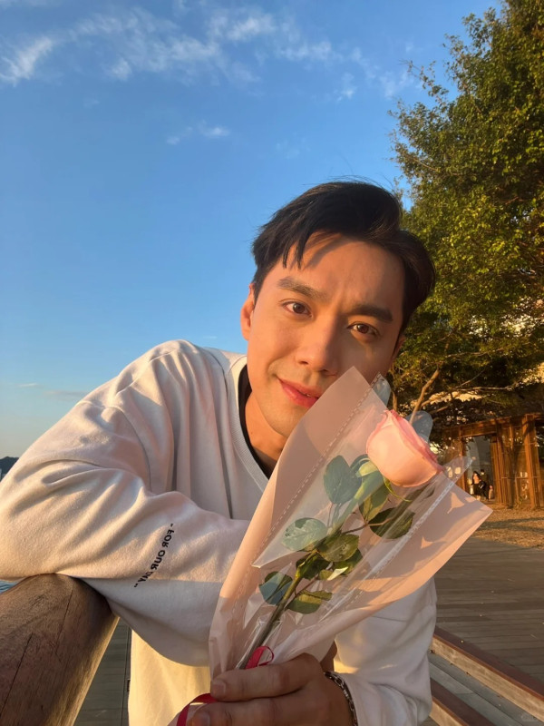 《新聞女王2》37歲男藝人宣佈求婚成功！沖繩夕陽浪漫下跪晒巨鑽：「She said I do」