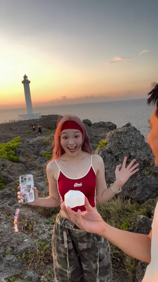 《新聞女王2》37歲男藝人宣佈求婚成功！沖繩夕陽浪漫下跪晒巨鑽：「She said I do」