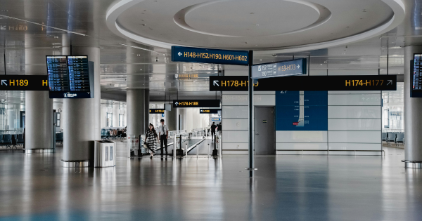 外遊注意｜手機、電腦1情況下禁登機？安檢恐被沒收 即睇英美多間航空公司新規定 