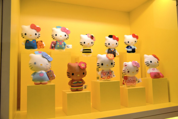 Kitty迷朝聖!Hello Kitty展台北5大區見證Kitty50年蛻變 限定周邊商品主題拍貼機搶先看