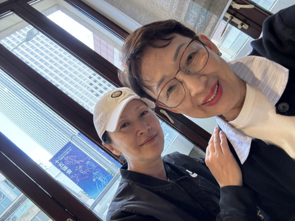 55歲陳慧珊超真實素顏樣意外曝光 臉上零醫美痕迹惹驚呼︰自然優雅老去