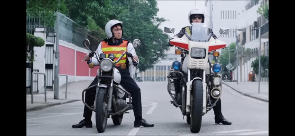 私家車後窗玻璃驚見「5P」  網民直言嘩眾取寵 咁多P會唔會犯法？