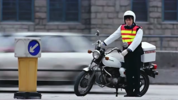 私家車後窗玻璃驚見「5P」  網民直言嘩眾取寵 咁多P會唔會犯法？