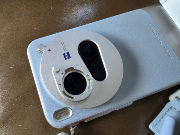 【開箱實測】vivo X300 Pro 挑戰單反？ 2 億像素長焦+CIPA 5.5 級防震可追加長焦鏡