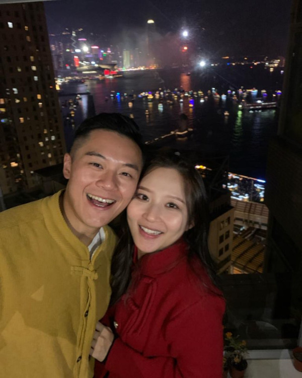 32歲TVB男藝人宣布太太第三度懷孕！全家福報喜三年抱三願望成真