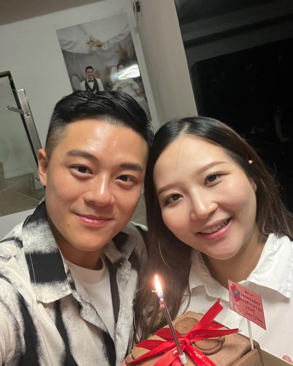 32歲TVB男藝人宣布太太第三度懷孕！全家福報喜三年抱三願望成真