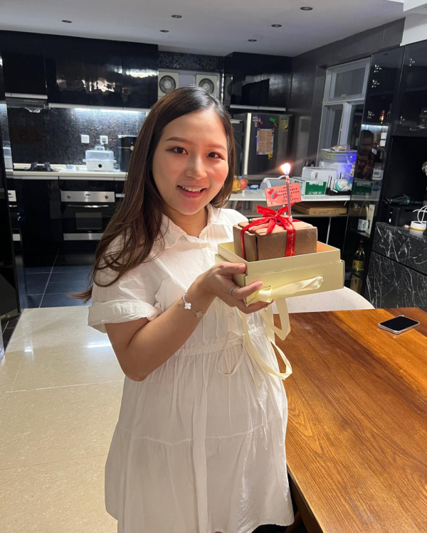 32歲TVB男藝人宣布太太第三度懷孕！全家福報喜三年抱三願望成真