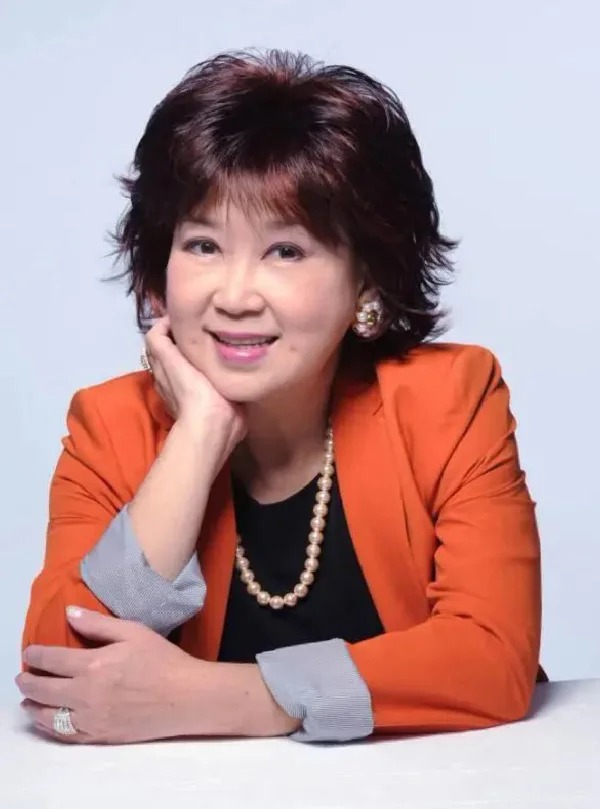 71歲朱咪咪斷崖式暴瘦判若兩人！近照曝光兩年跌足10幾磅驚現「樹根頸」認唔出 