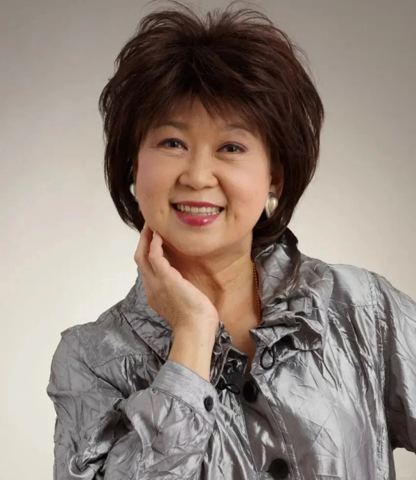 71歲朱咪咪斷崖式暴瘦判若兩人！近照曝光兩年跌足10幾磅驚現「樹根頸」認唔出 