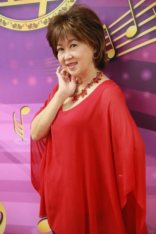 71歲朱咪咪斷崖式暴瘦判若兩人！近照曝光兩年跌足10幾磅驚現「樹根頸」認唔出 