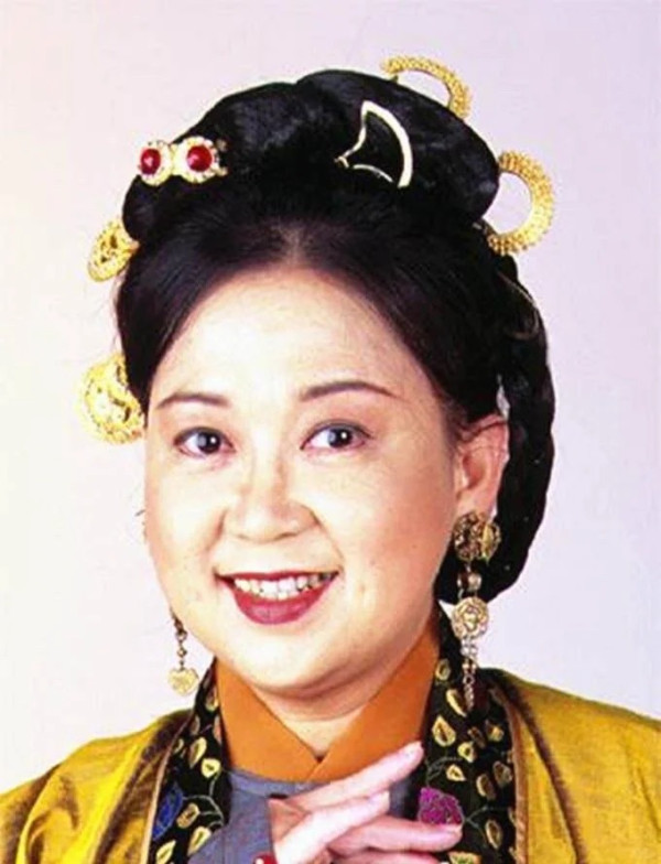 71歲朱咪咪斷崖式暴瘦判若兩人！近照曝光兩年跌足10幾磅驚現「樹根頸」認唔出 