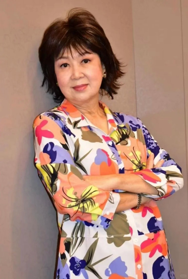 71歲朱咪咪斷崖式暴瘦判若兩人！近照曝光兩年跌足10幾磅驚現「樹根頸」認唔出 