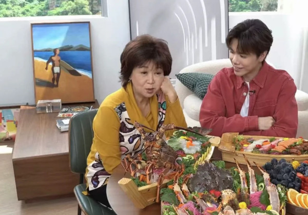 朱咪咪罕見無戴假髮真面目曝光！近照揭蒼老狀態骨瘦如柴嚇窒網民