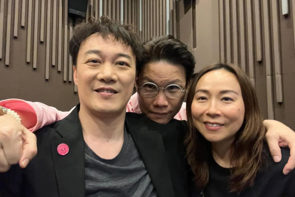 蘇永康被爆背妻密會年輕索女海旁談心 超親暱互動曝光惹出軌嫌疑形象崩壞