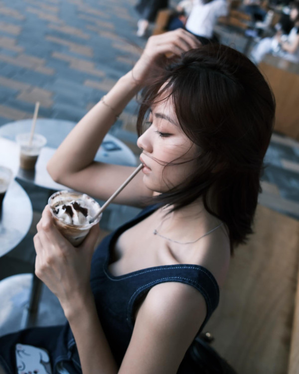 25歲TVB保守小花罕有高炒騷W型事業線 一改乖女形象邪惡晒隱藏級好身材