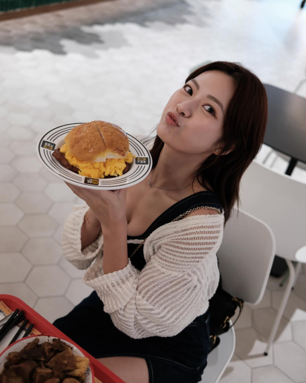 25歲TVB保守小花罕有高炒騷W型事業線 一改乖女形象邪惡晒隱藏級好身材