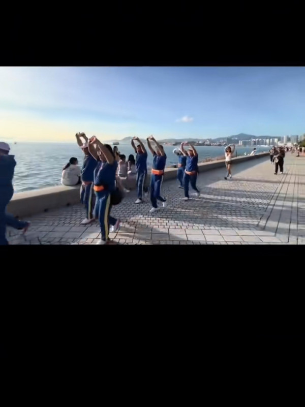 有片！內地「大媽大叔暴走團」現身維港 微博網民狠批：影響整個內地人形象 