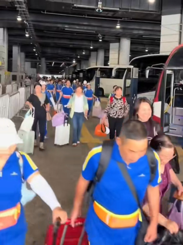 有片！內地「大媽大叔暴走團」現身維港 微博網民狠批：影響整個內地人形象 