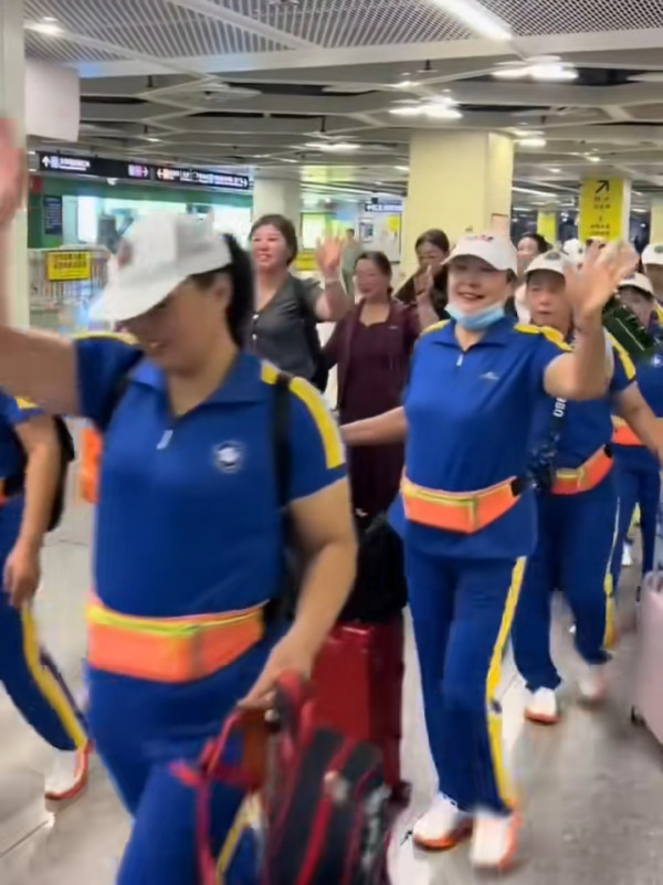 有片！內地「大媽大叔暴走團」現身維港 微博網民狠批：影響整個內地人形象 