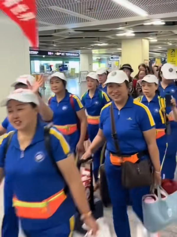 有片！內地「大媽大叔暴走團」現身維港 微博網民狠批：影響整個內地人形象 