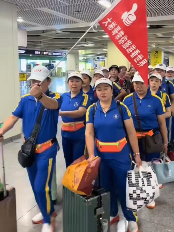 有片！內地「大媽大叔暴走團」現身維港 微博網民狠批：影響整個內地人形象 