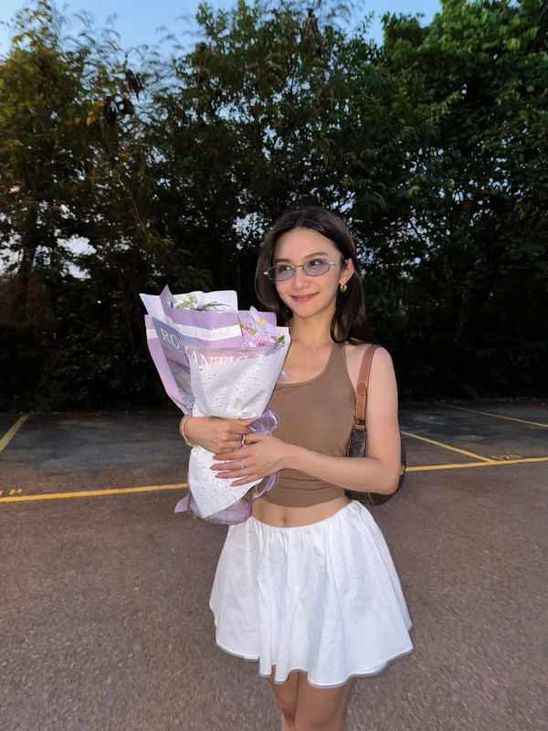 TVB「最索星二代」晒比堅尼相放題 性感側躺騷美胸惹網民激動：「Fit到漏」