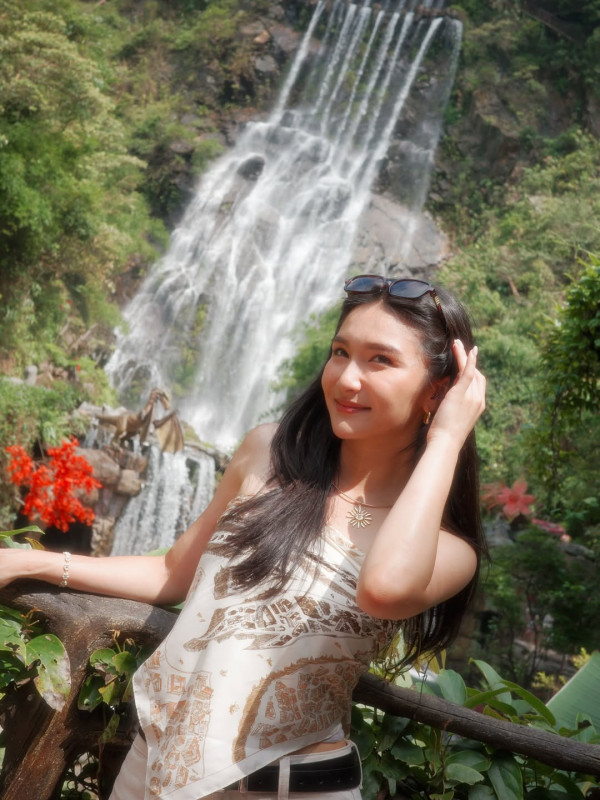 TVB「最索星二代」晒比堅尼相放題 性感側躺騷美胸惹網民激動：「Fit到漏」